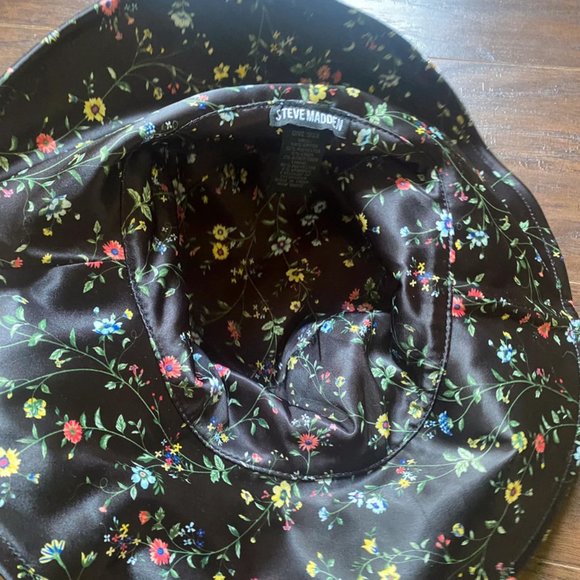 BNWT Steve Madden daisy floral satin lined bucket hat